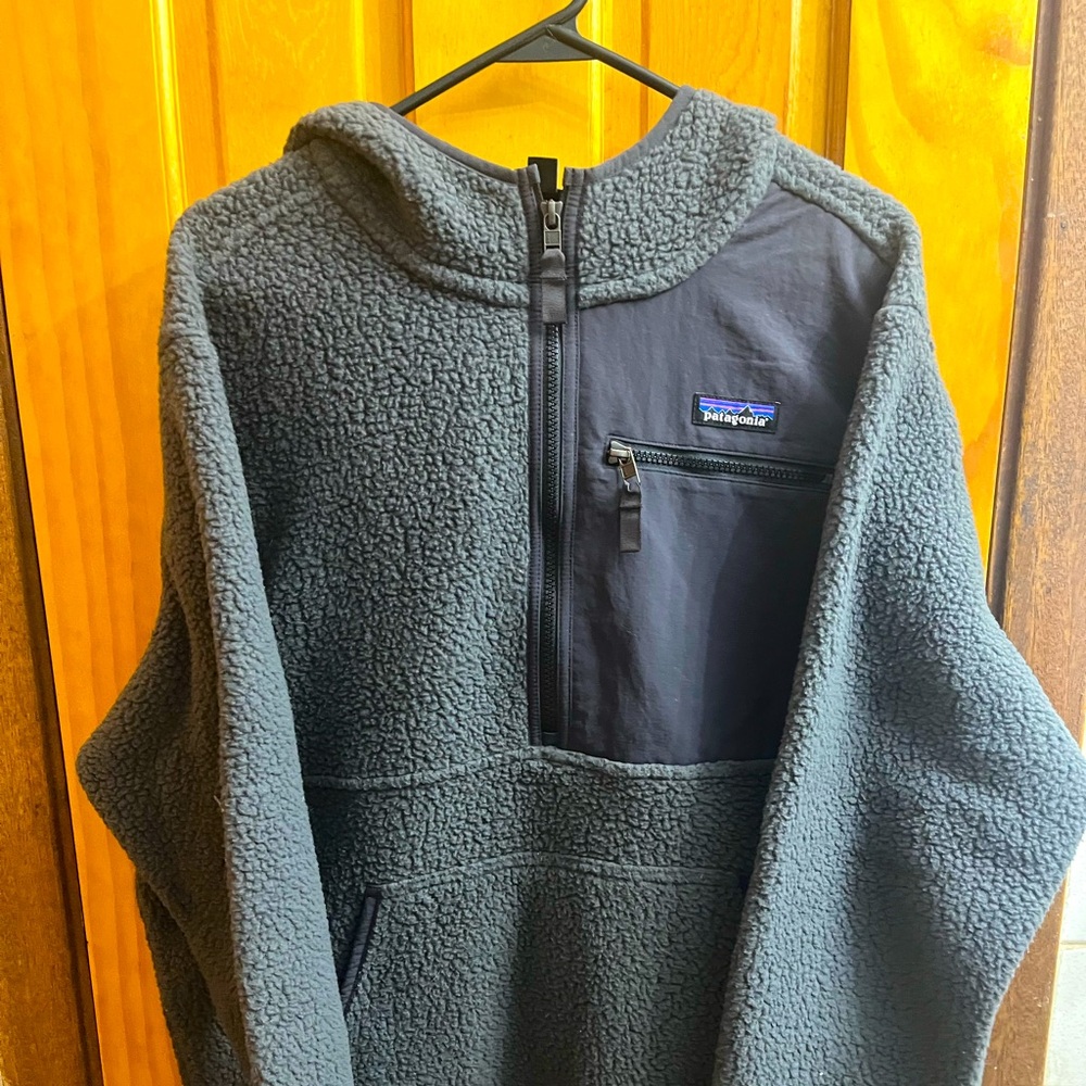 Patagonia Men’s 1/4 zip Hoodie (Large)